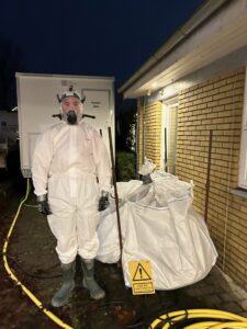 Asbest HNN byggefirma medarbejder i sikkerheds tøj closeup