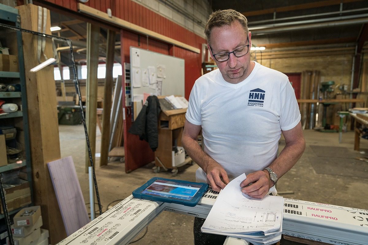 HNN byggefirma medarbejder læser et dokument