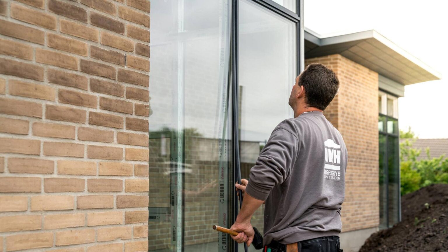 HNN byggefirma medarbejder vasker vinduer